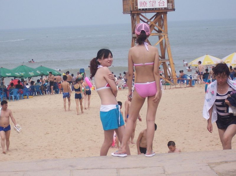 长岛海水浴场的泳装美女们(1)