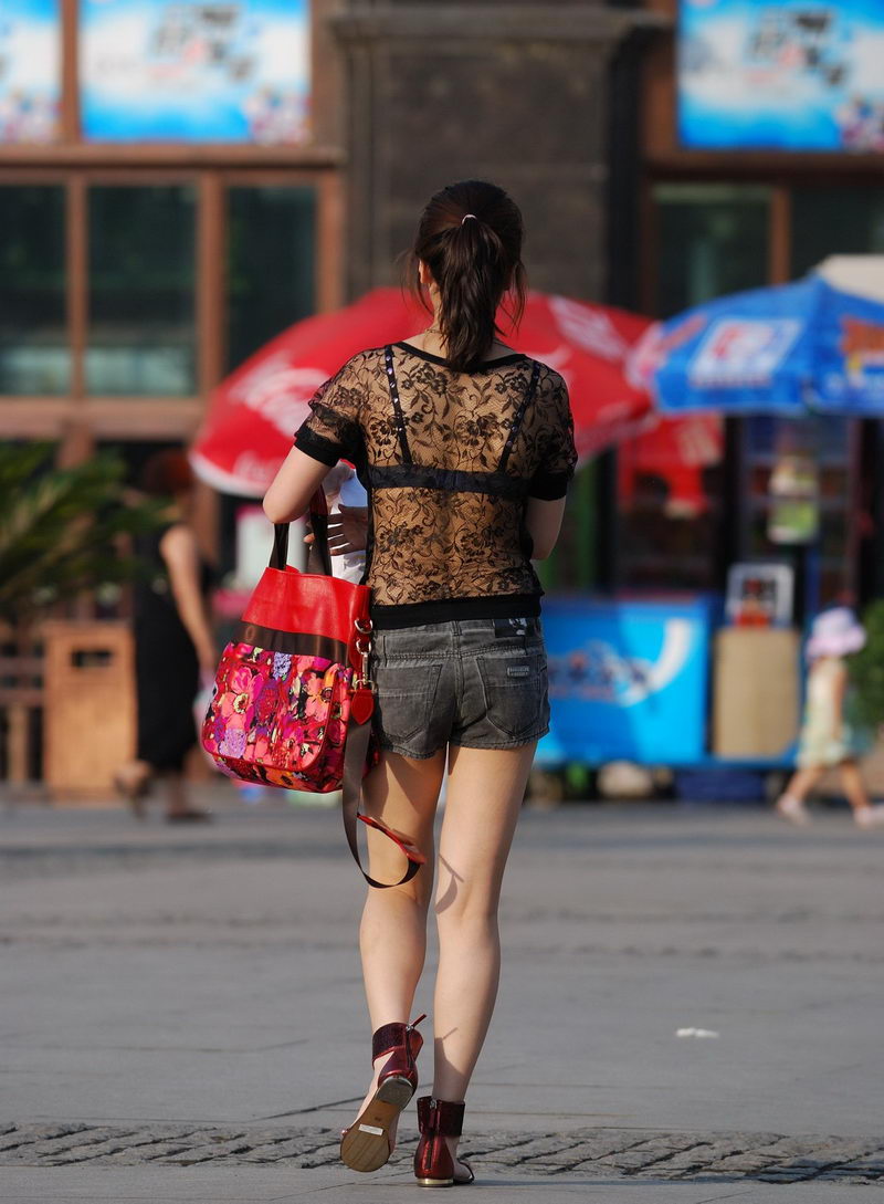 美女看似很普通的包，其实是芬迪的