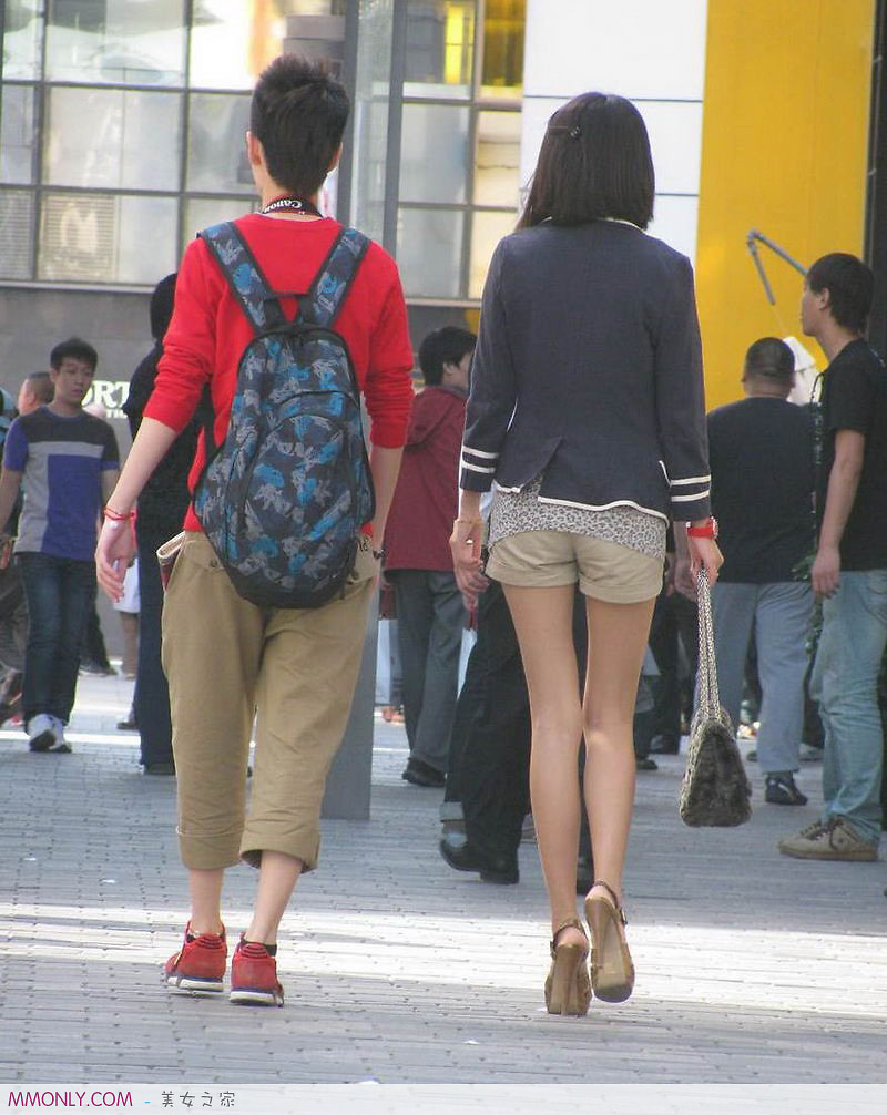 在美嘉乐影城街拍韩国美女，大长腿女神级