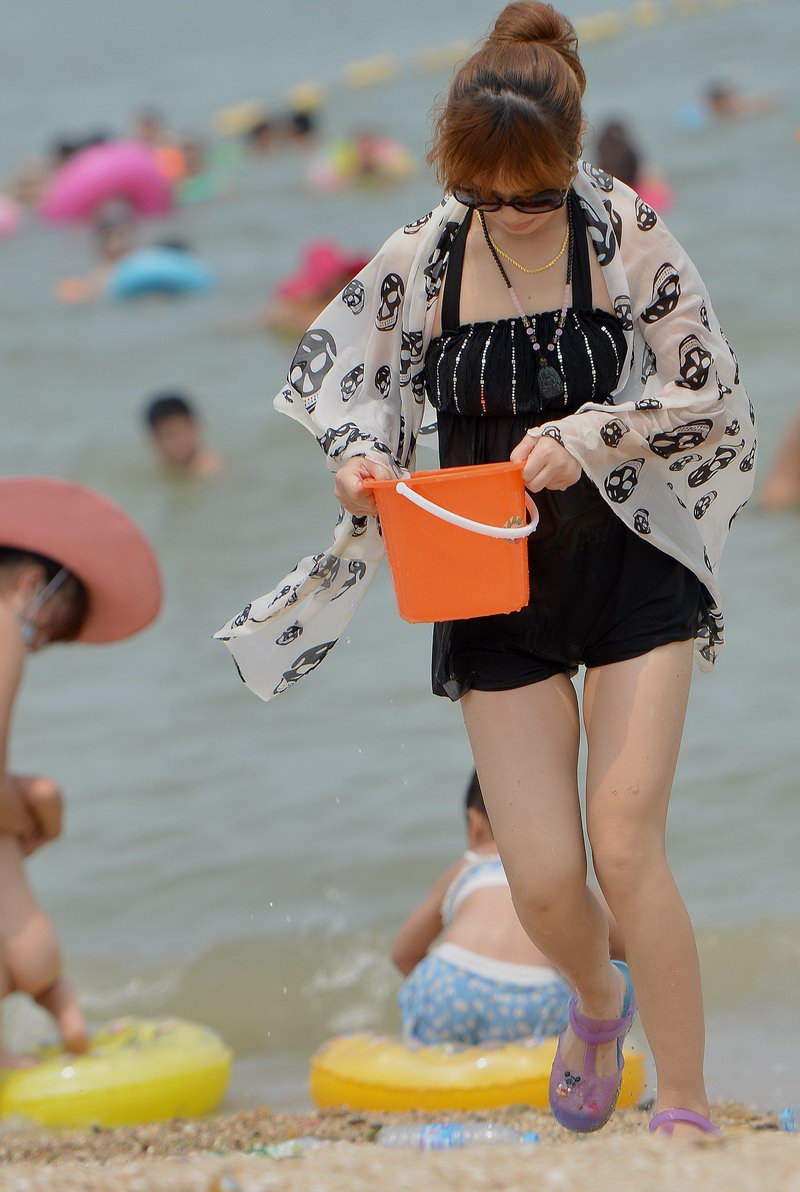 夏天的时候去青岛的沙滩街拍的美女姐姐