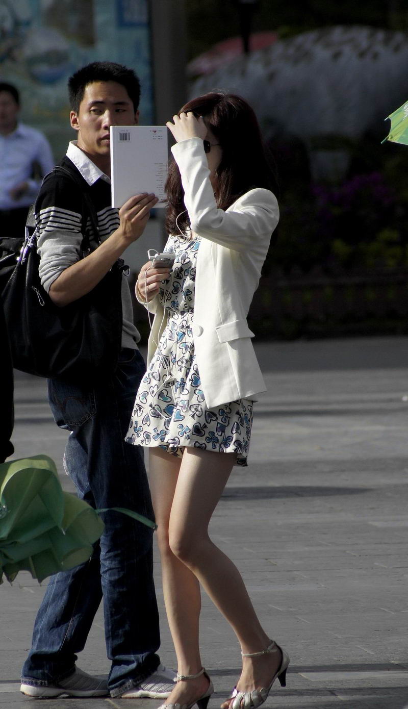 听MP4的美腿女郎