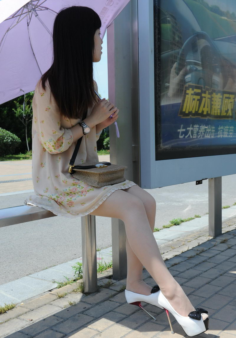 街拍等公交车的美女