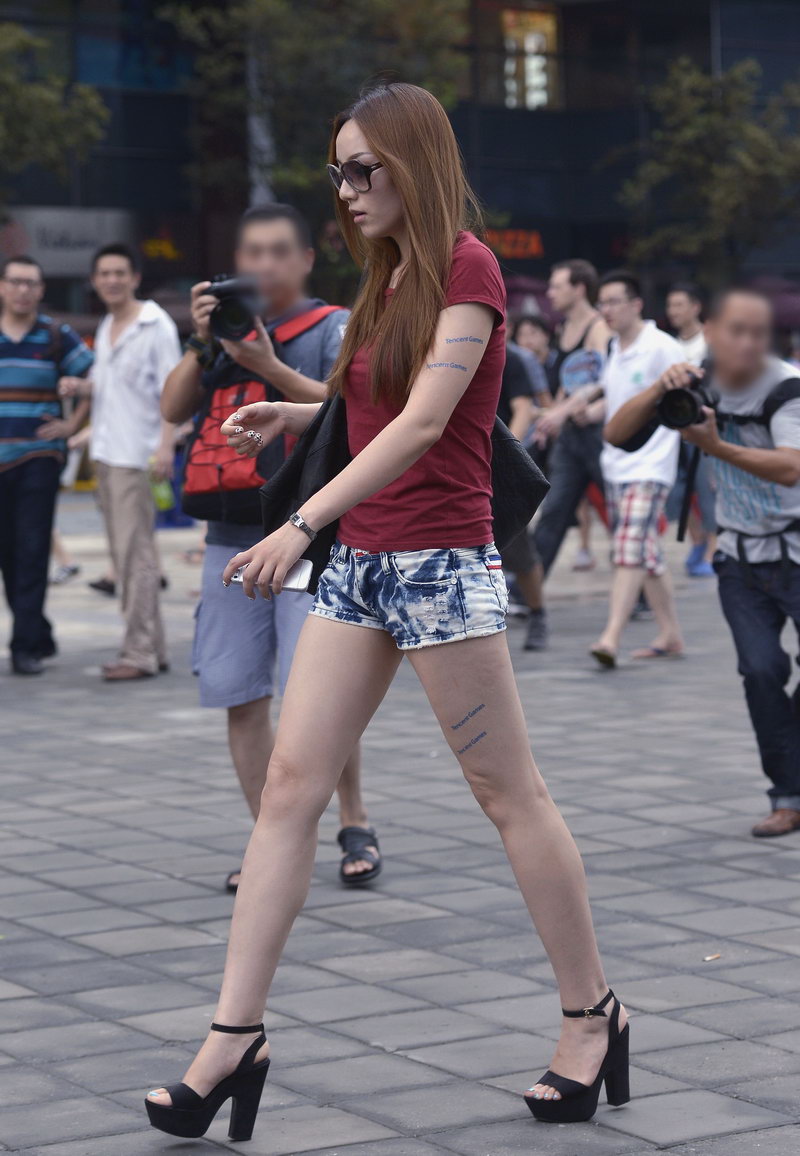 街头偶遇的大长腿美女有纹身，这是时尚还是浪？