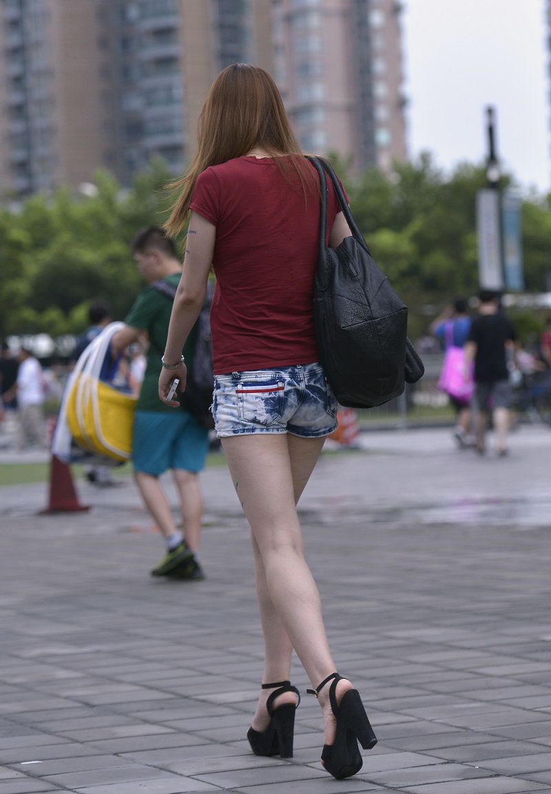 街头偶遇的大长腿美女有纹身，这是时尚还是浪？