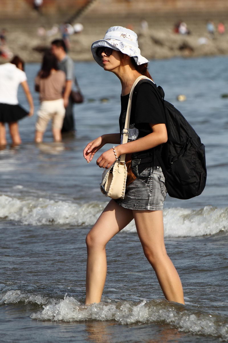 山东田横海滩浴场的美腿女孩(1)