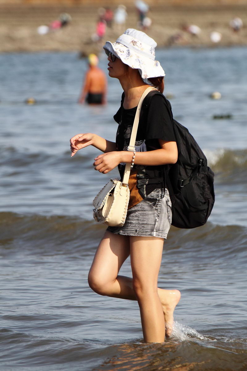 山东田横海滩浴场的美腿女孩