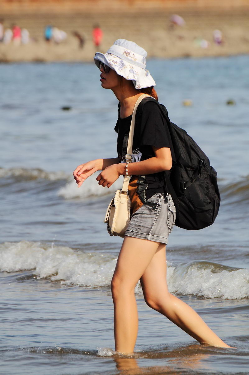 山东田横海滩浴场的美腿女孩