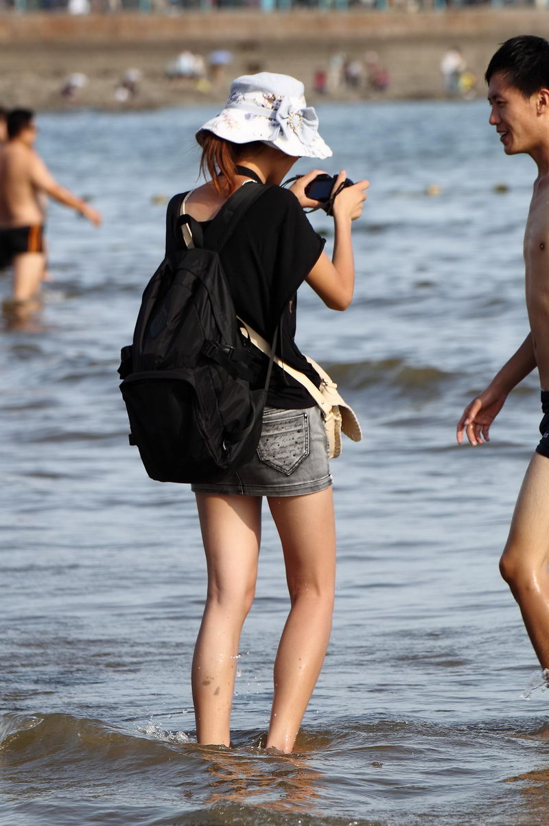 山东田横海滩浴场的美腿女孩