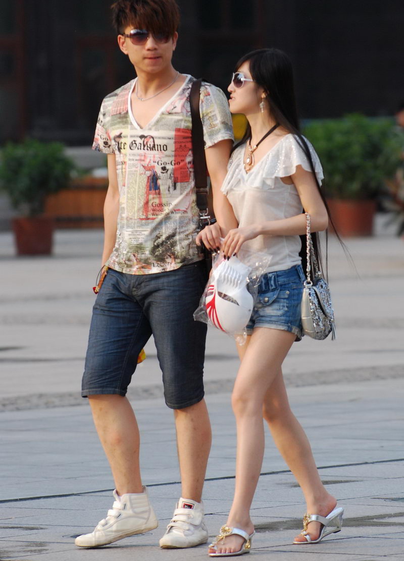 汇鑫广场的牛仔热裤美眉和她的帅哥男友