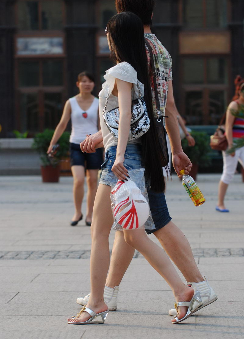 汇鑫广场的牛仔热裤美眉和她的帅哥男友
