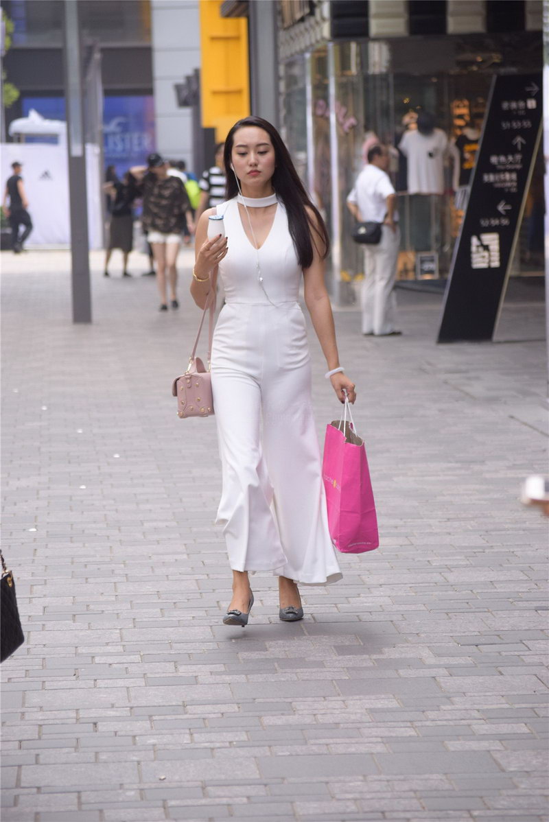 商业区街拍的美女2