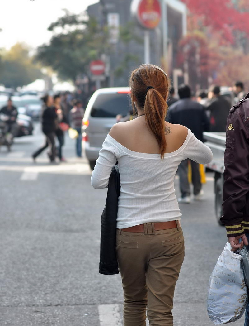 今年夏末搭配：蓬松裤和露肩衫