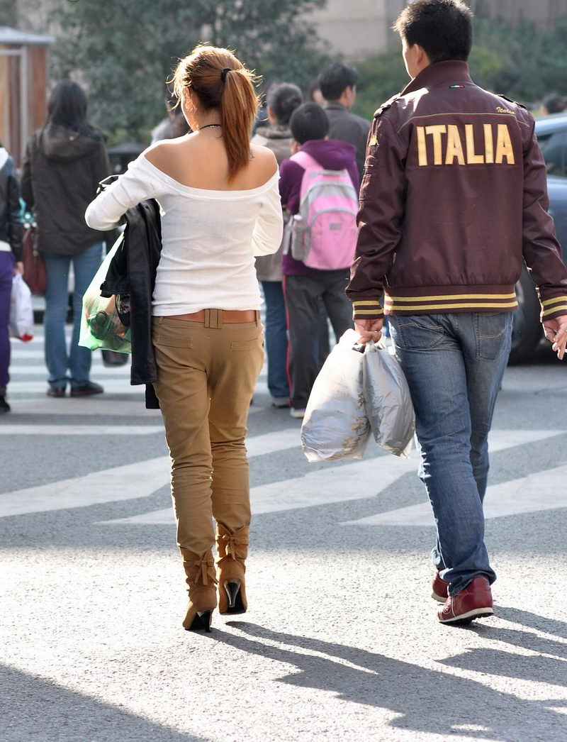 今年夏末搭配：蓬松裤和露肩衫