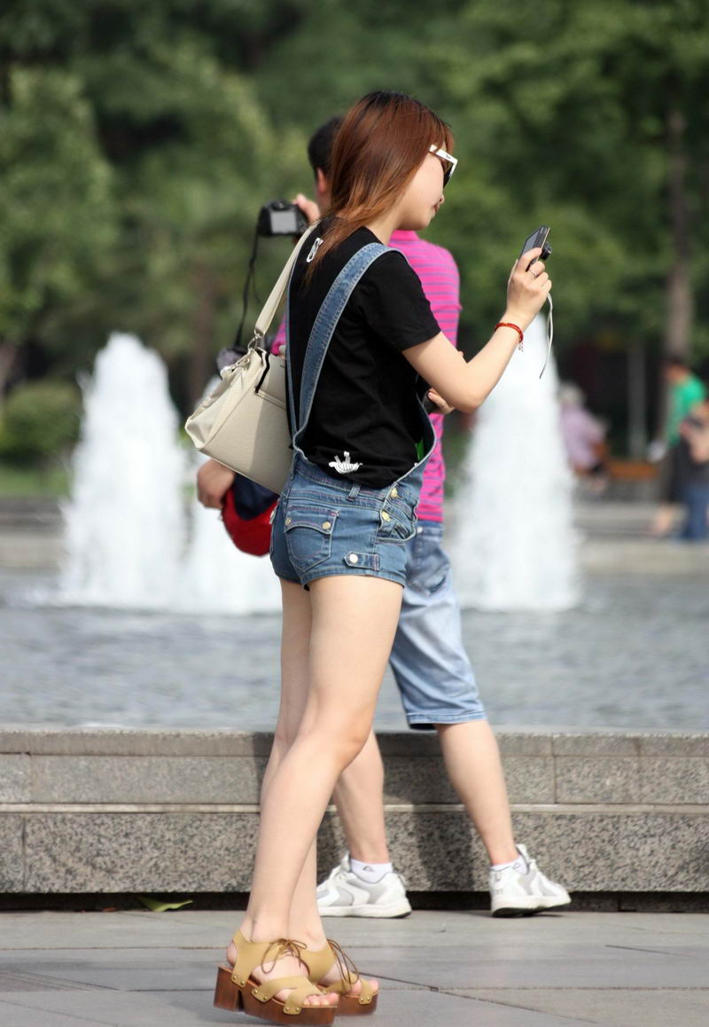 北京隆博广场爱自拍的女孩