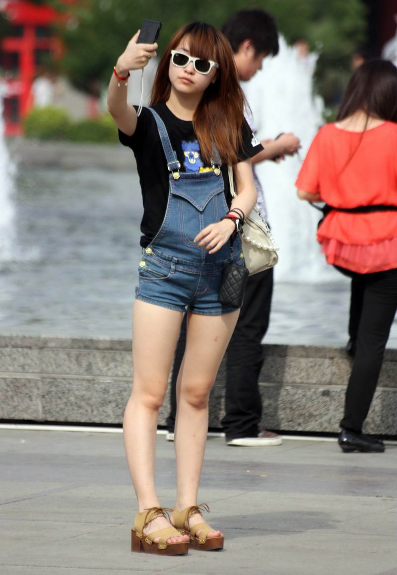 北京隆博广场爱自拍的女孩