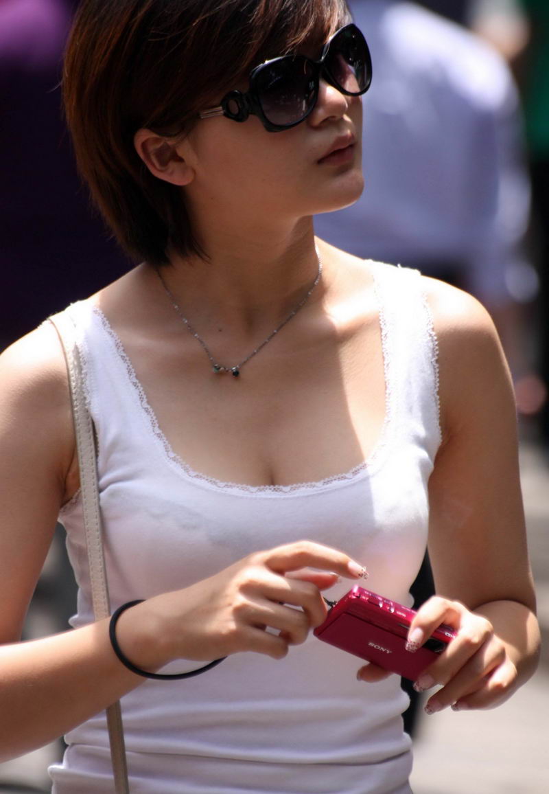 顺城北路街拍墨镜美眉