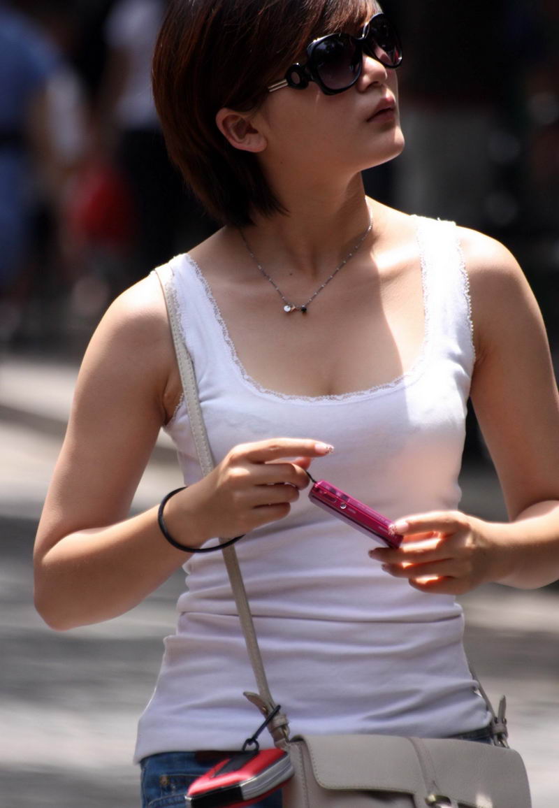 顺城北路街拍墨镜美眉