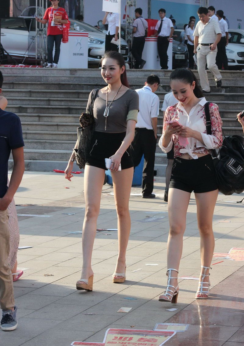 在西藏旅游街拍的超级大长腿姐姐