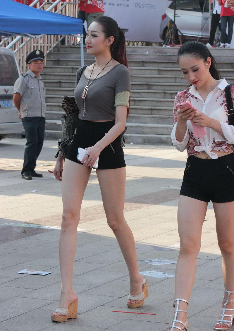 在西藏旅游街拍的超级大长腿姐姐