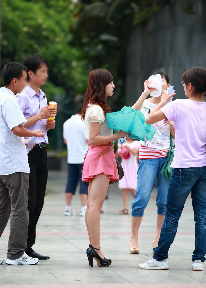 很高兴的粉色短裙美女