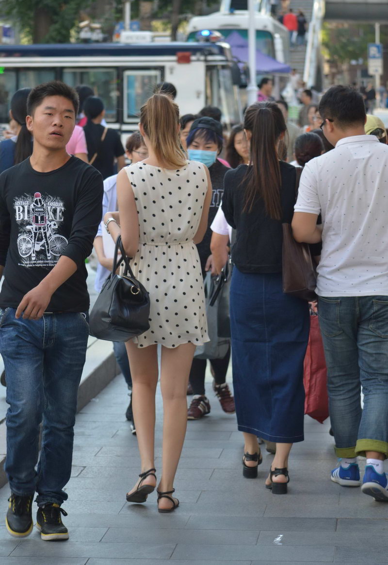 重庆街拍的连衣裙美女