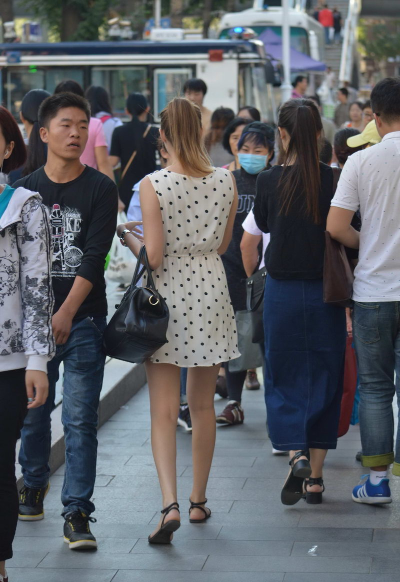 重庆街拍的连衣裙美女