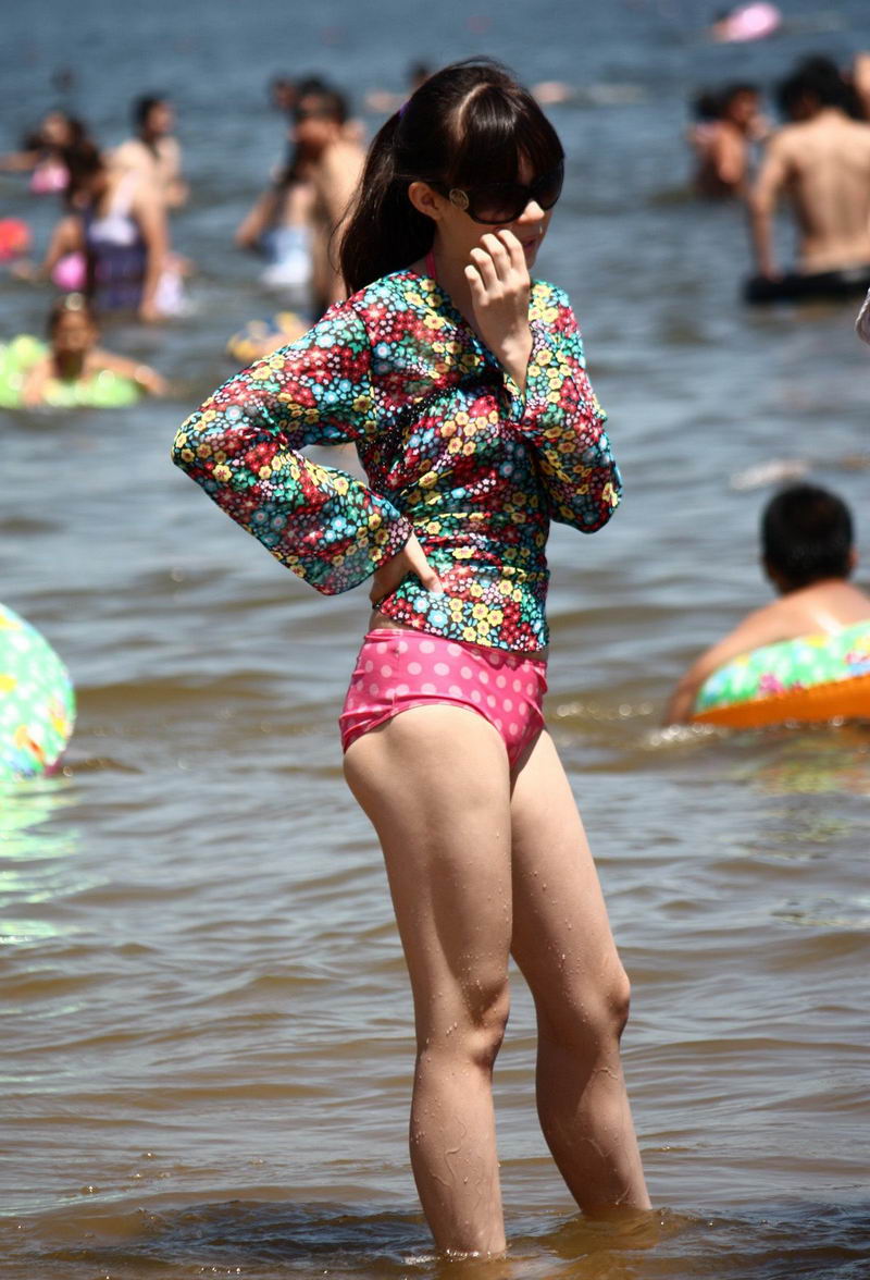 大连金沙滩的比基尼姐妹