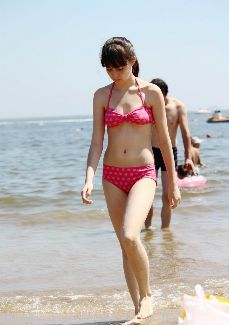 大连金沙滩的比基尼姐妹