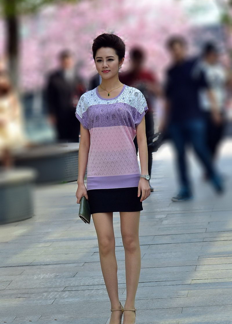 在武汉大学散步街拍的美女
