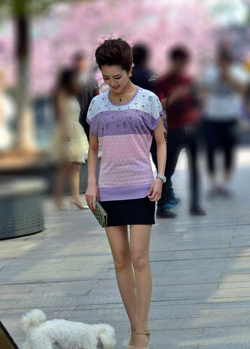 在武汉大学散步街拍的美女