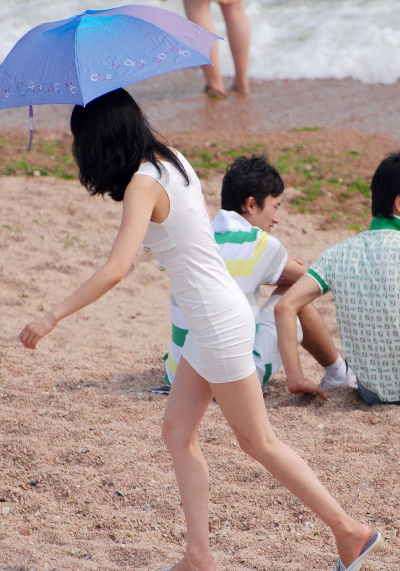 沙滩上白色紧身裙美女