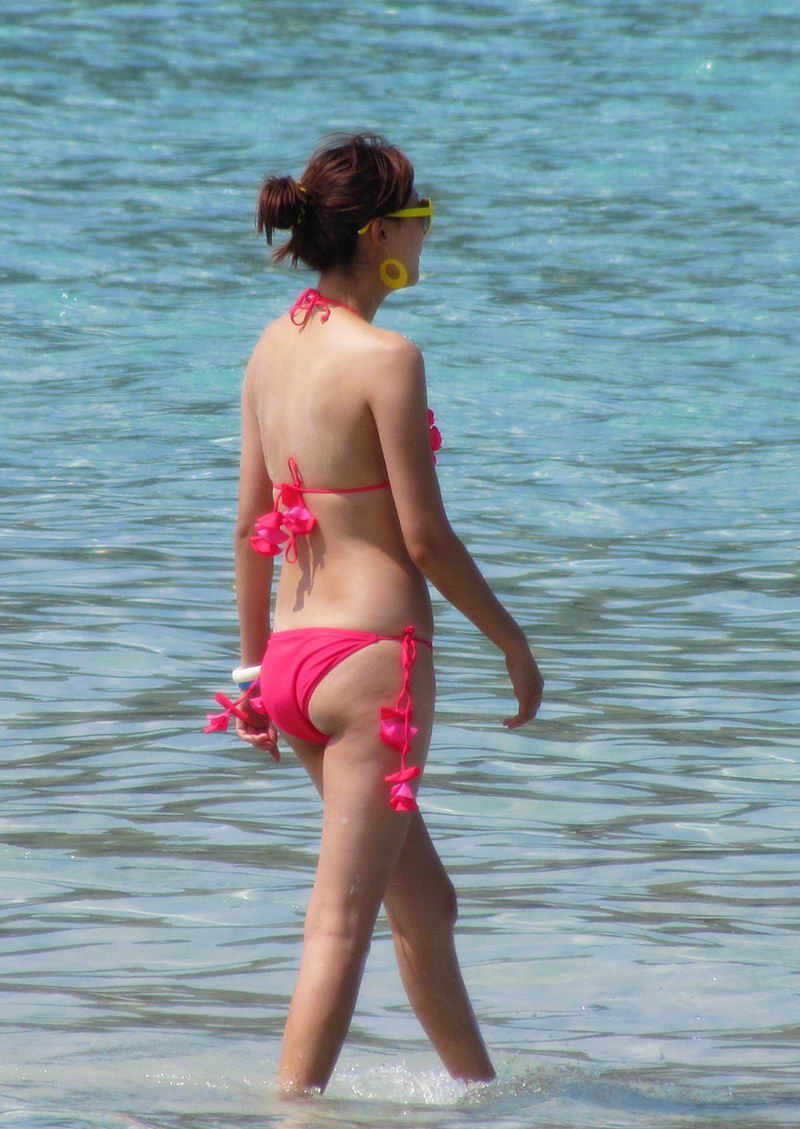 青岛的沙滩上街拍红色比基尼美女