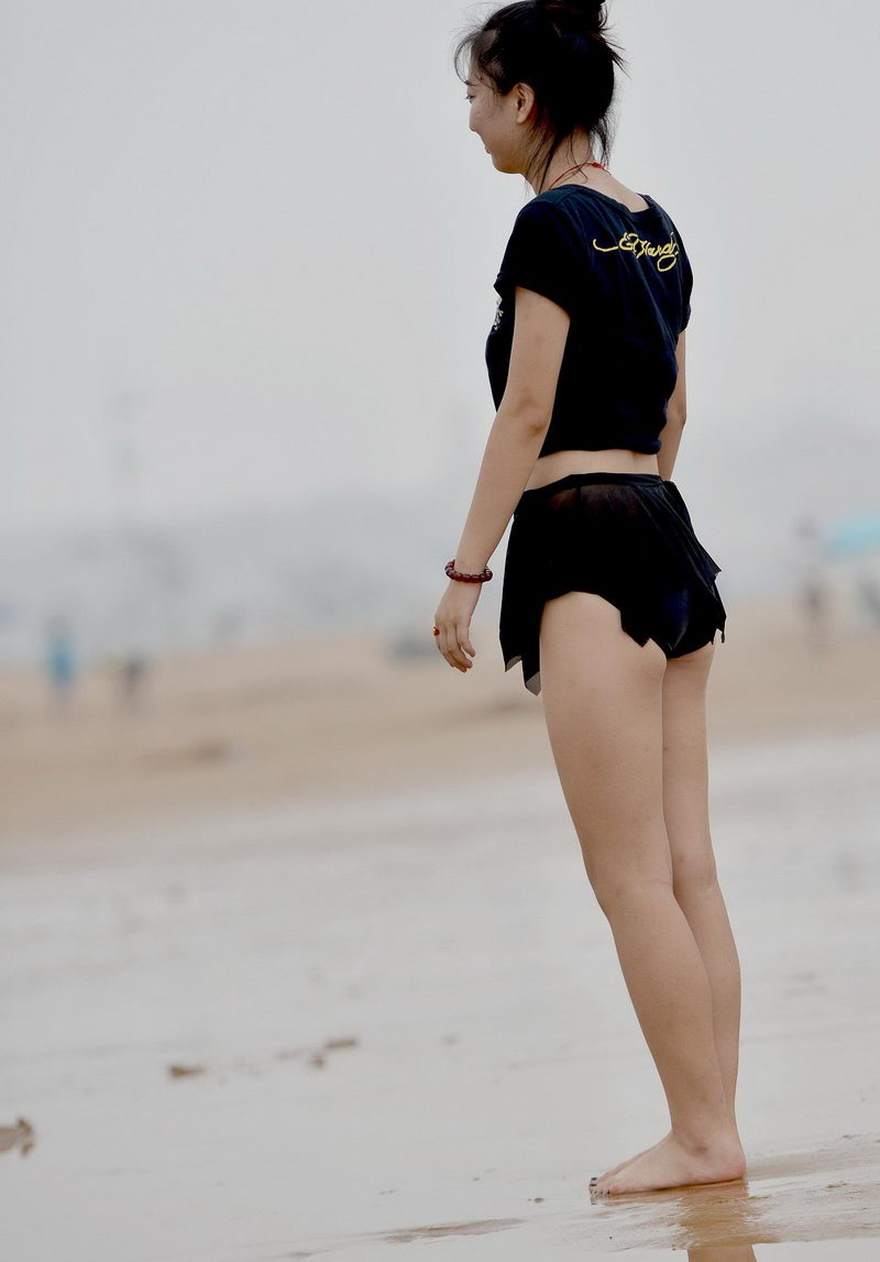青岛海景房沙滩玩耍的漂亮女孩