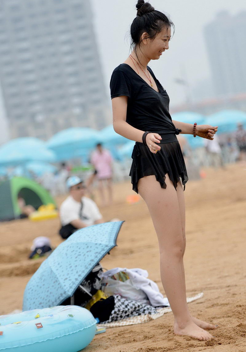 青岛海景房沙滩玩耍的漂亮女孩