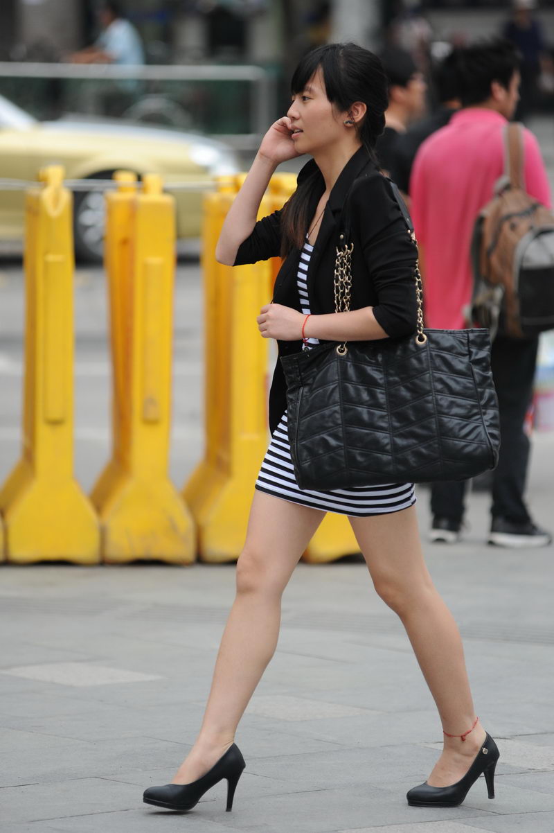 江南摩尔国际广场街拍斑马裙美女(1)
