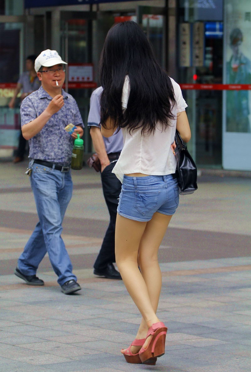 广州大学城街拍牛仔短裤女生