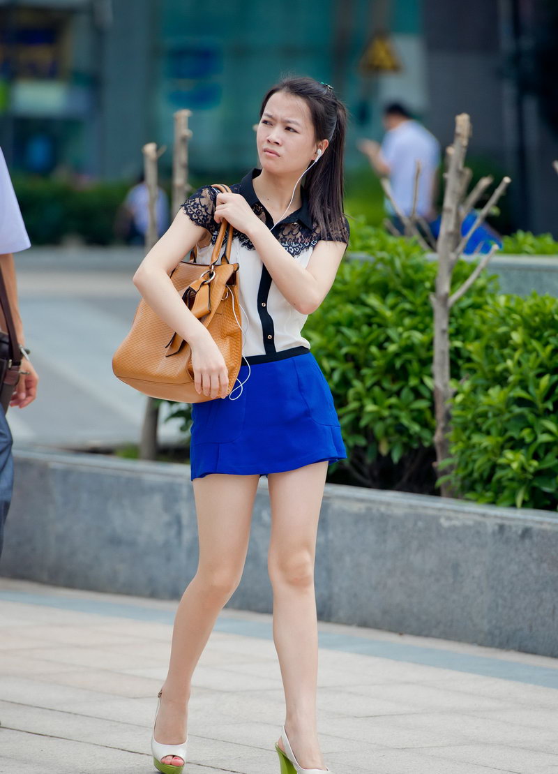 在武汉街拍蓝色短裤裙美女，腿很白