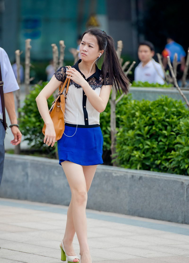 在武汉街拍蓝色短裤裙美女，腿很白