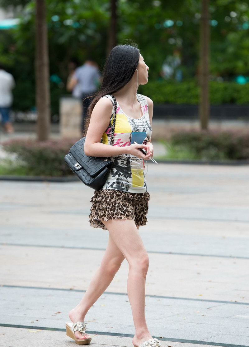 杭州的公园街拍的美女2