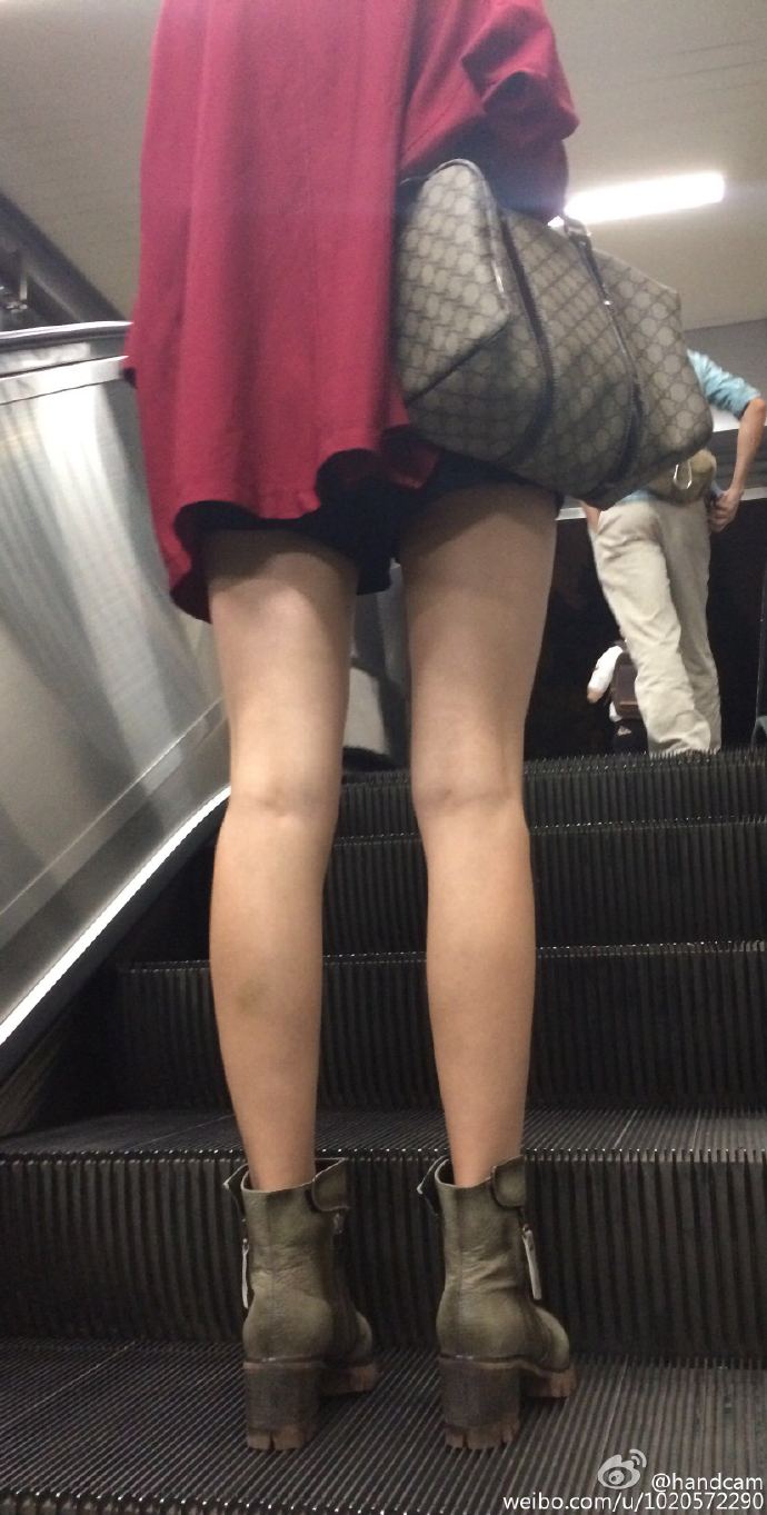 深圳地铁拍的超短热裤时尚美女