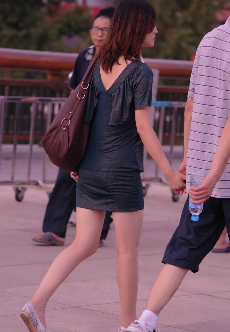 亮亮的黑色裹身裙尽显女性身材