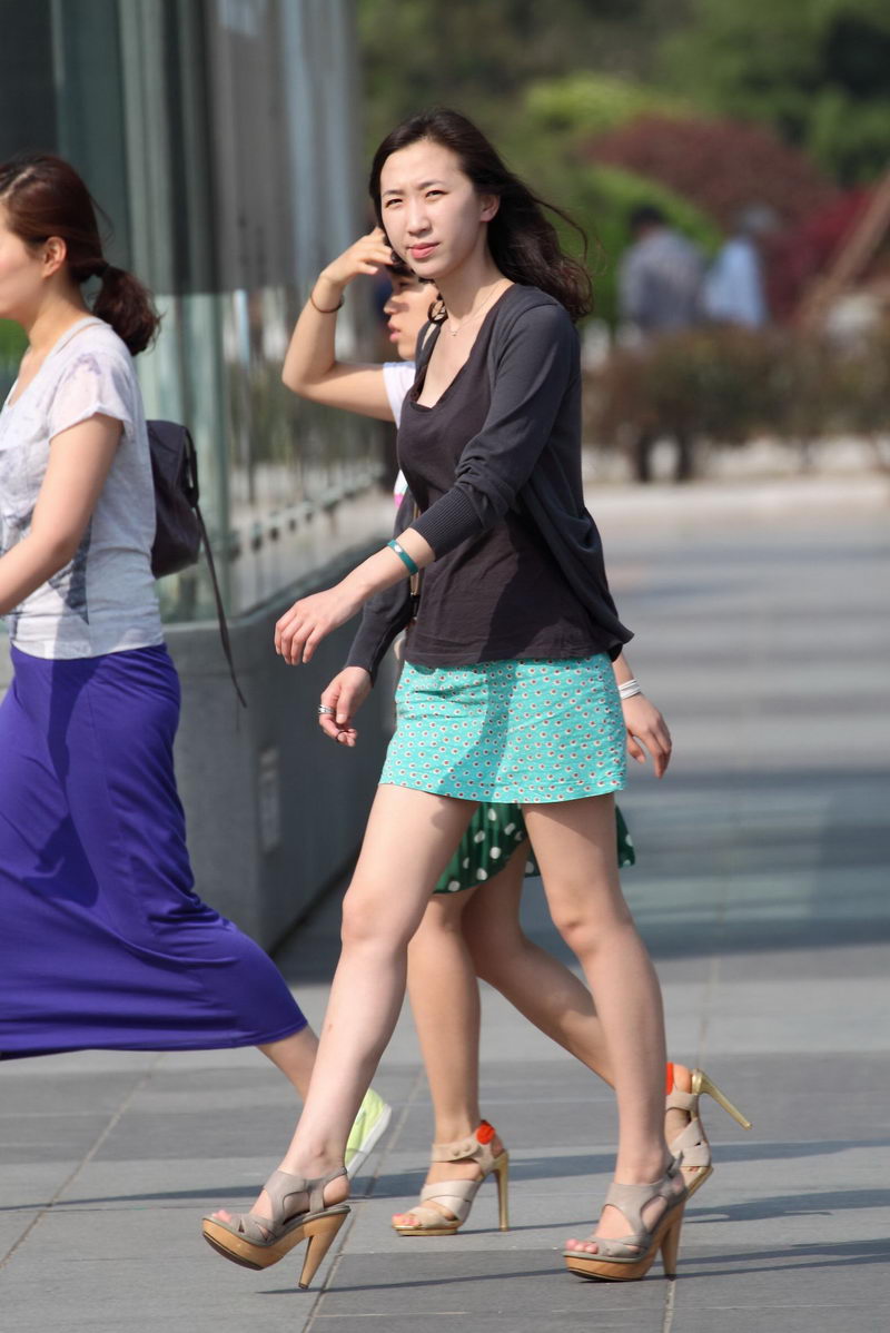 有点韩国美女味道的斑点短裙MM