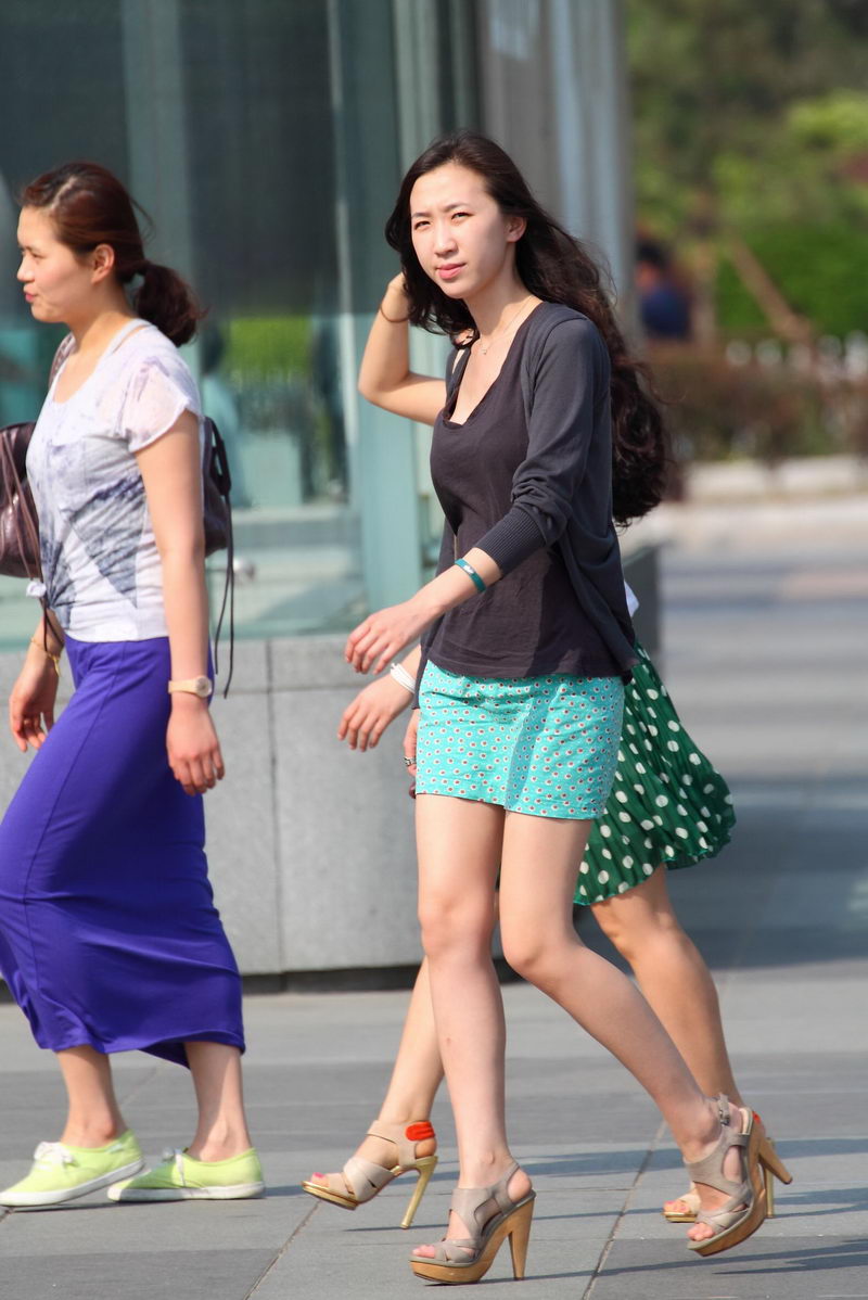 有点韩国美女味道的斑点短裙MM