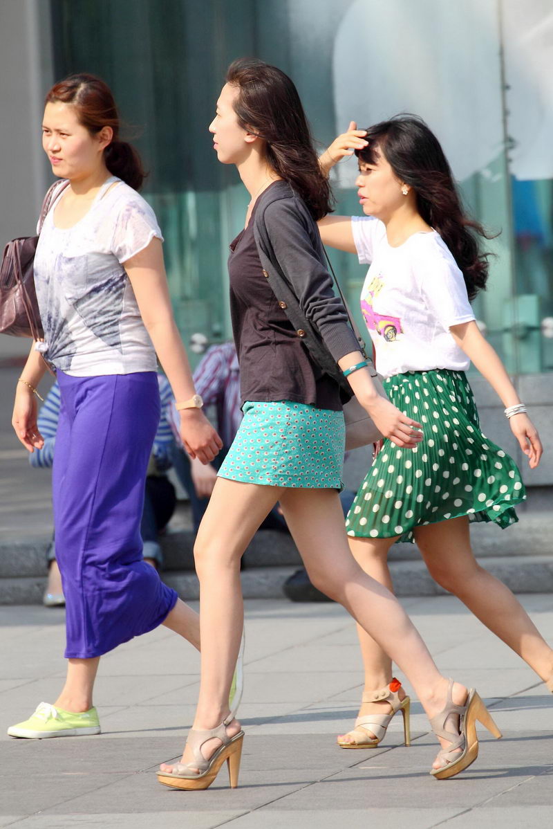 有点韩国美女味道的斑点短裙MM(1)