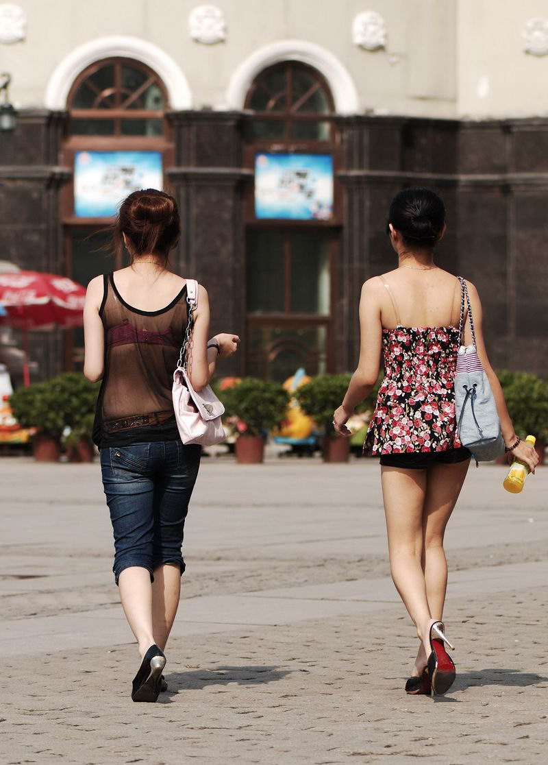 上海南京路街拍逛街美女