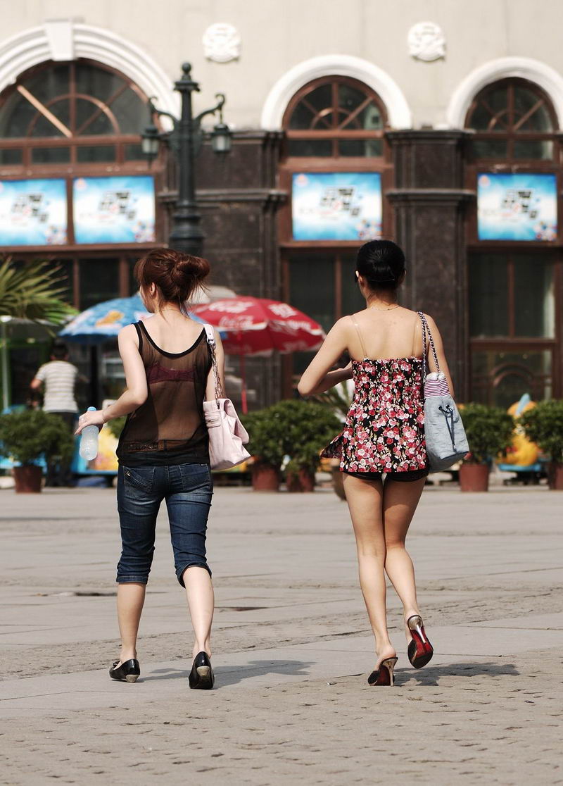 上海南京路街拍逛街美女