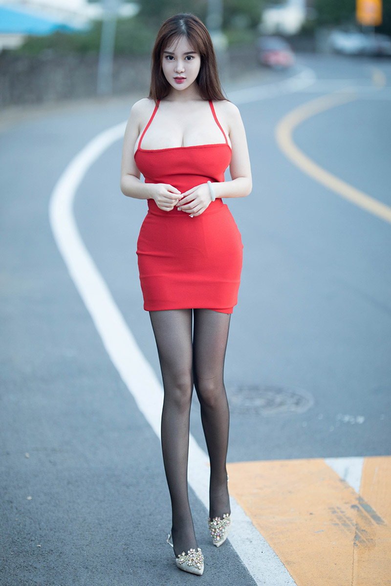 俏丽美人儿易阳巨胸保准让人窒息