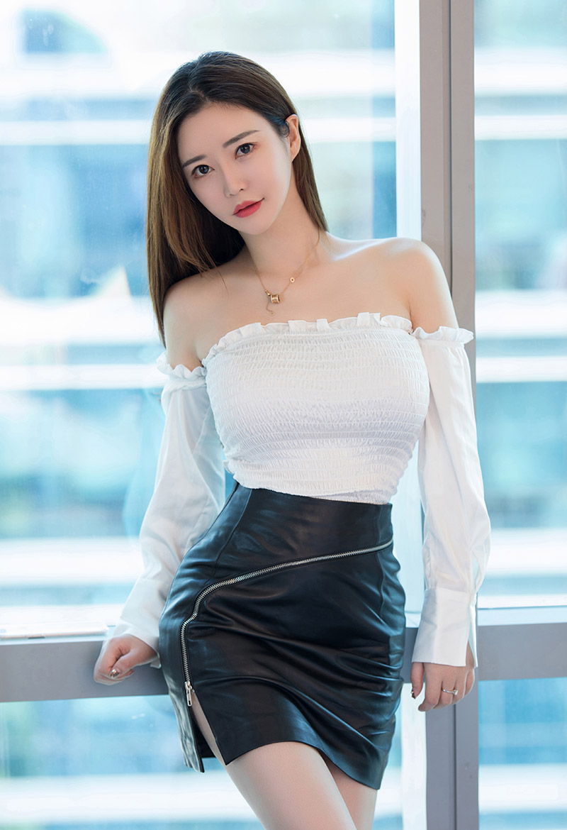 俏丽美人儿易阳巨胸保准让人窒息