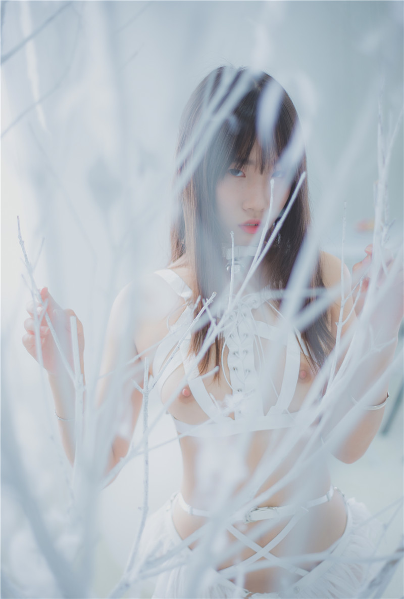 柚木写真—白色拘束衣(1)