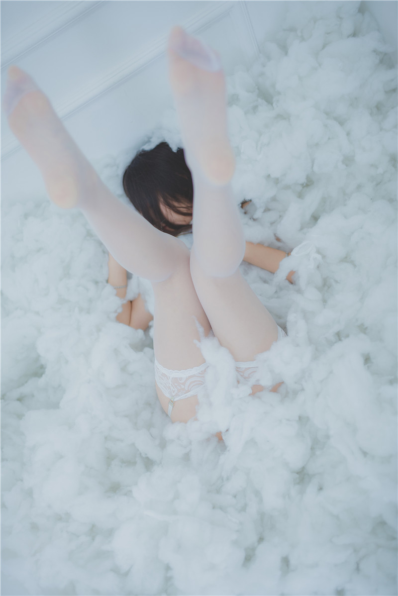 柚木写真—白色拘束衣